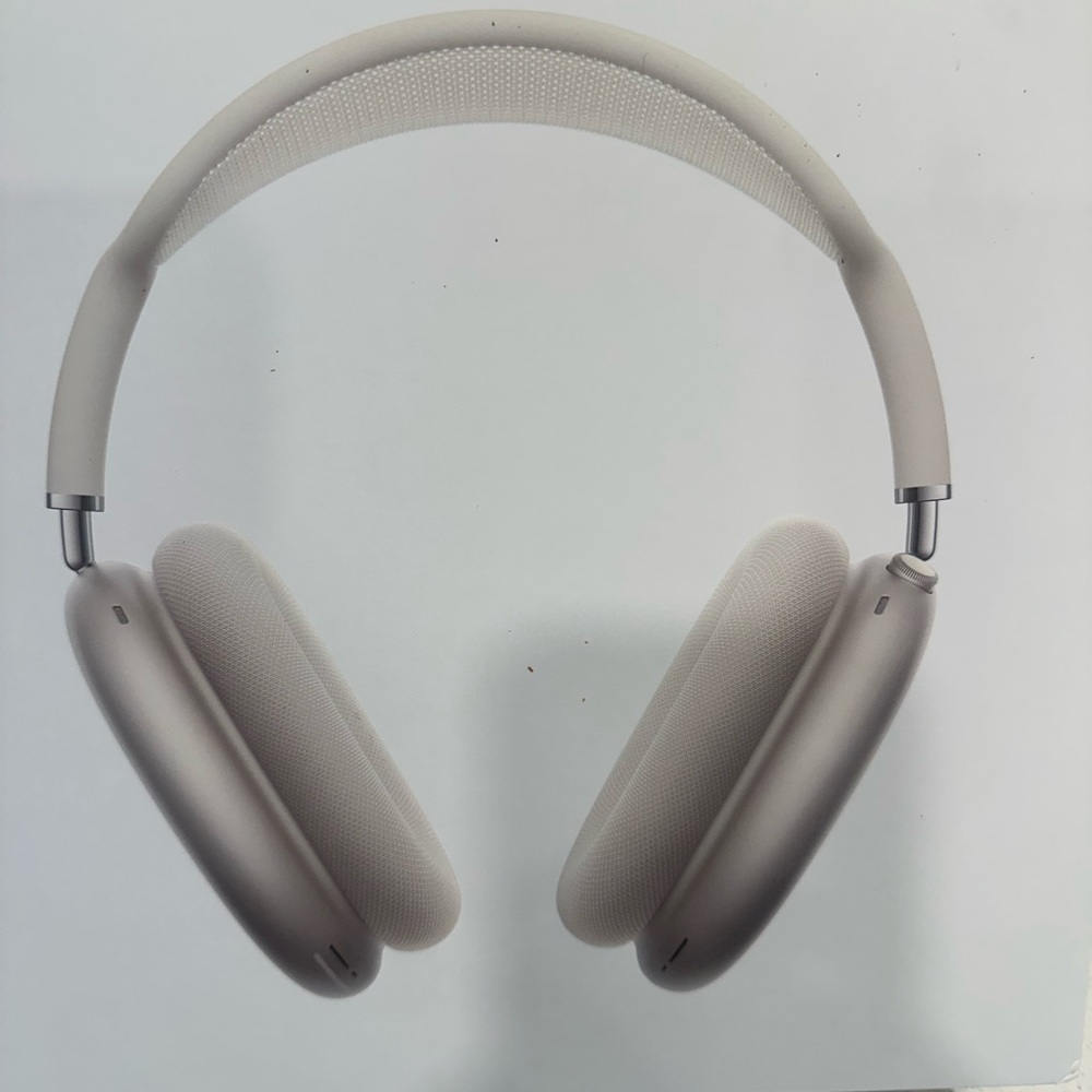 Apple AirPods Max Over-Ear Headphones in Starlight - Picture 4 of 14